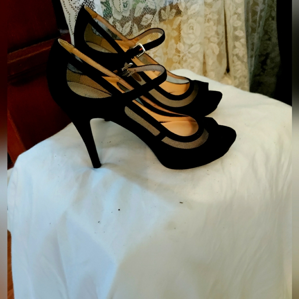 Nine West Sophisticated Black Strappy Suede Heels, Sheer Inlet Size 8M NWT.